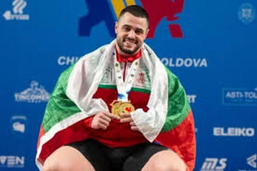 راز بدن فولادی اعجوبه وزنه‌برداری؛ 